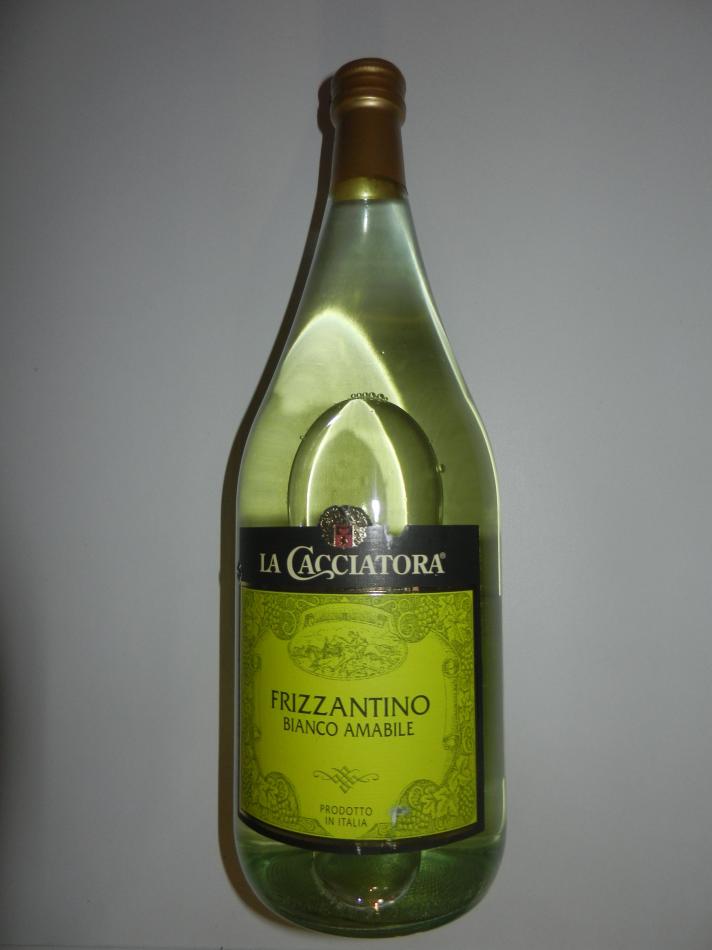 Frizzantino Bianco Amabile La Caccaiatora белое полусладкое игристое вино 1,5 л